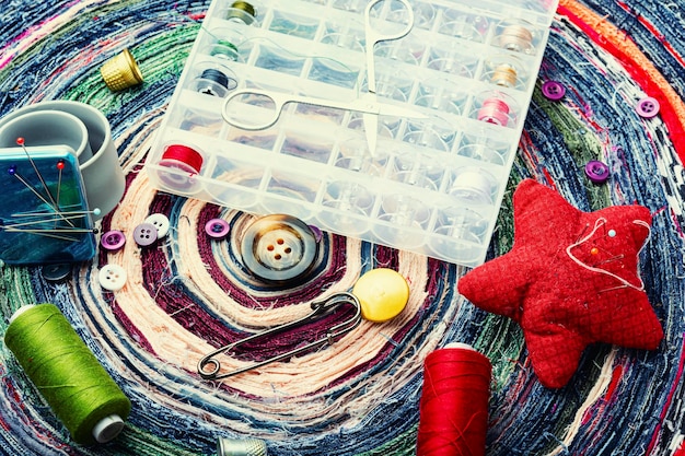 zbiór nici i próbki haftów