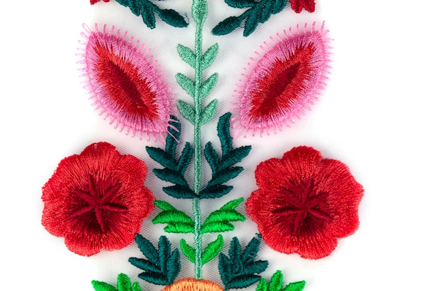 haftowany motyw kwiatowy na tkaninie